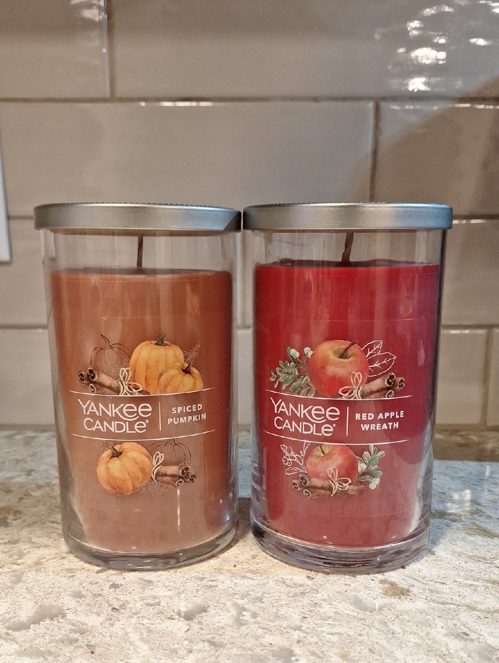 Yankee Candle Medium Pillar Duo - Spiced Pumpkin & Red Apple Wreath